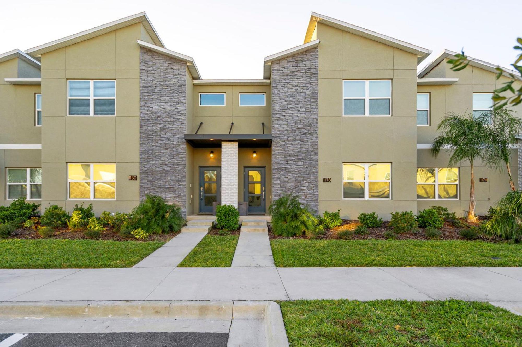 Special 4bedroom Th W-private Pool Next To
