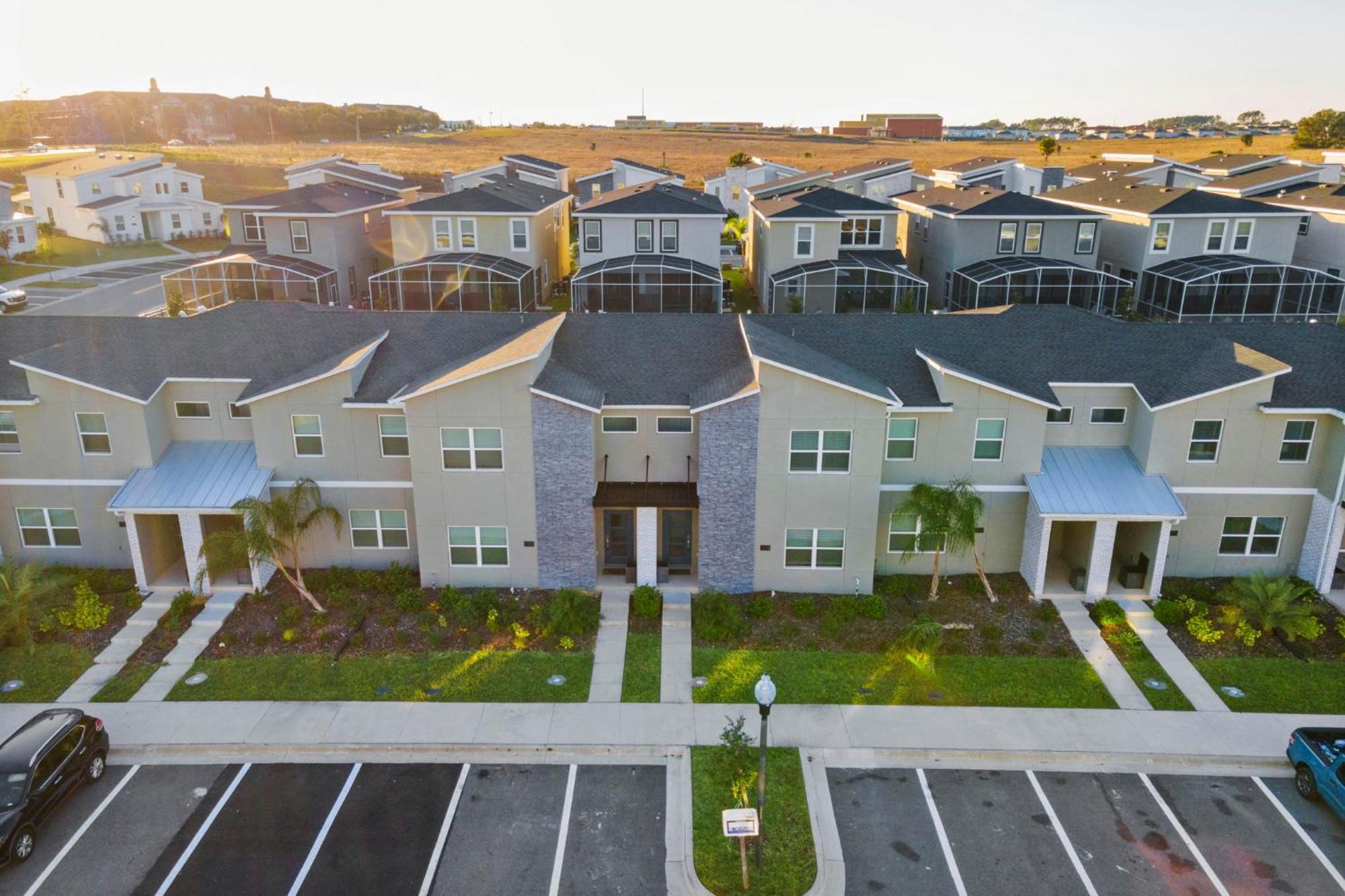 Special 4bedroom Th W-private Pool Next To
